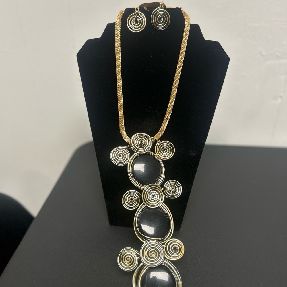 Elegant Gold and Black Swirl Necklace Set